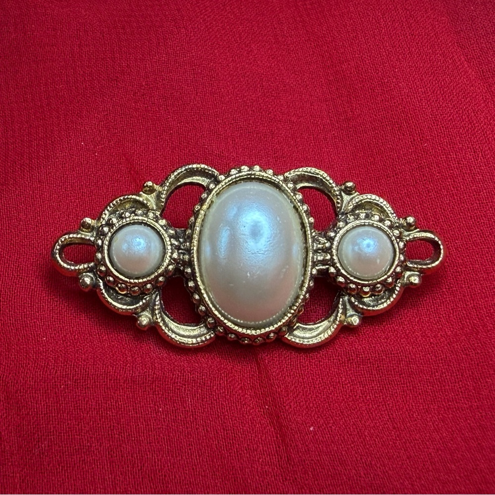 Victorian Revival Brooch Oval Faux Pearl Cabochon Filigree 1928 dainty delicate